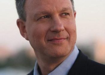 אראל מרגלית ביחד עם שגריר ארה"ב בישראל לשעבר דן שפירו בביקור במרכז הסייבר בבאר שבע. צילום: שגרירות ארה"ב. מתוך ויקיפדיה