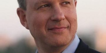 אראל מרגלית ביחד עם שגריר ארה"ב בישראל לשעבר דן שפירו בביקור במרכז הסייבר בבאר שבע. צילום: שגרירות ארה"ב. מתוך ויקיפדיה