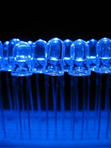 Blue_light_emitting_diodes_over_a_proto-board-375x5001
