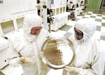 471608-ibm-s-7nm-chips-shows-moore-s-law-continues-but-are-only-a-first-step1