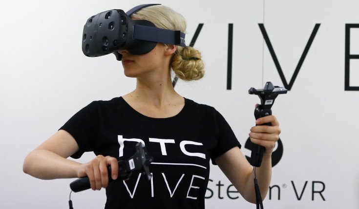 htc-vive-girl-21