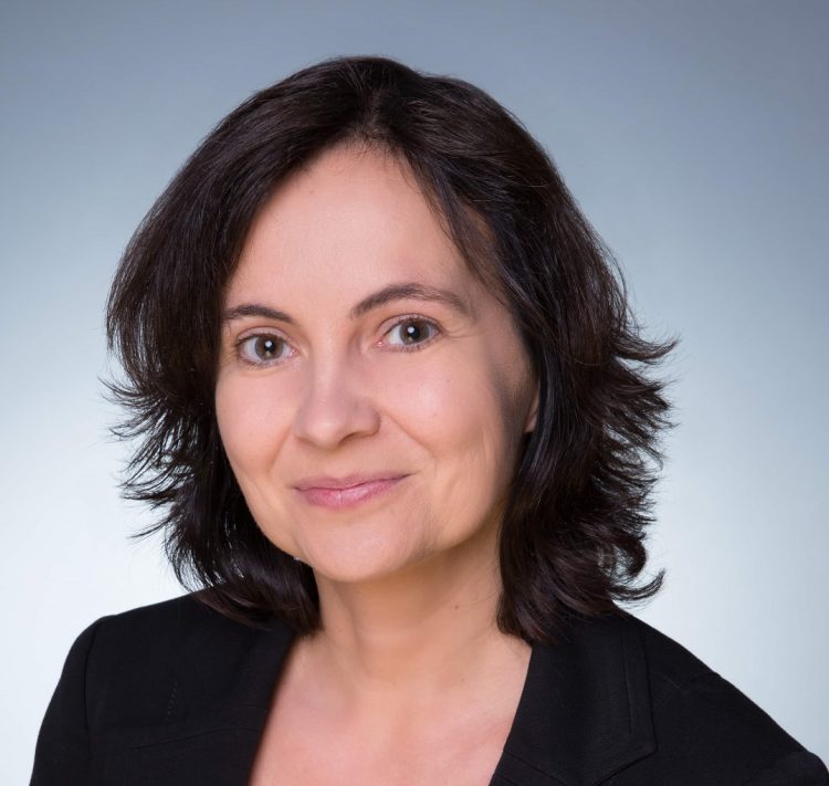 אנגלה ראוצר מנהלת קו המוצרים של מעבדי ARC בסינופסיס העולמית 1