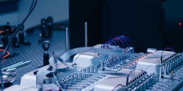 ציוד במרכז לאינפורמציה קוונטית באוניברסיטה העברית