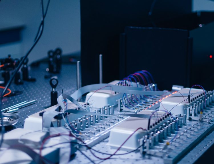 ציוד במרכז לאינפורמציה קוונטית באוניברסיטה העברית