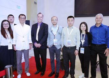 המדען הראשי החדש עם משלחת המשקיעים הסינים