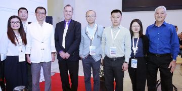 המדען הראשי החדש עם משלחת המשקיעים הסינים