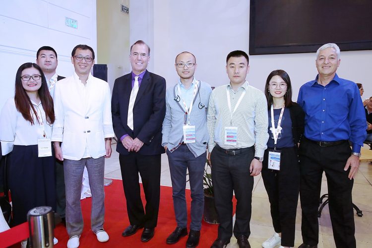 המדען הראשי החדש עם משלחת המשקיעים הסינים