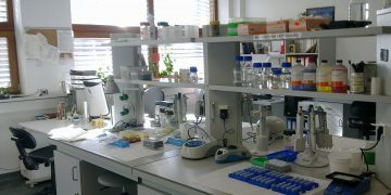 1280px Laboratorium biologia molekularna1