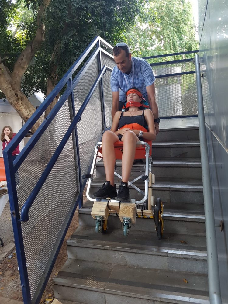 שימוש בכיסא שפותח עי צוות גלגלי עזר במדאתון צילום יעל בנגו 5.10.18 1