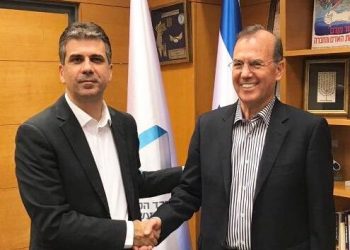 משמאל שר הכלכלה והתעשייה אלי כהן ועמי אפלבום יור רשות החדשנות והמדען הראשי