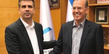 משמאל שר הכלכלה והתעשייה אלי כהן ועמי אפלבום יור רשות החדשנות והמדען הראשי