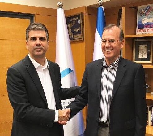 משמאל שר הכלכלה והתעשייה אלי כהן ועמי אפלבום יור רשות החדשנות והמדען הראשי