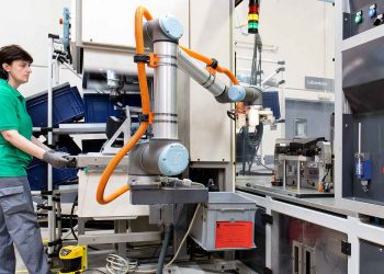 Robots working in collaboration with workers at MANNHUMMEL