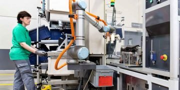 Robots working in collaboration with workers at MANNHUMMEL