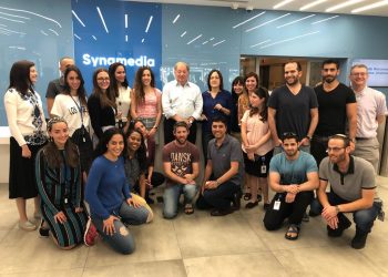 אייב פלד עם מנהלים ועובדים בסינמדיה