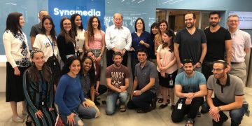 אייב פלד עם מנהלים ועובדים בסינמדיה