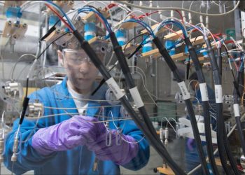  סוללה המבוססת על חומר קתודה נטול קובלט וניקל שפותחה במעבדות יבמ באלמדן. צילום: IBM