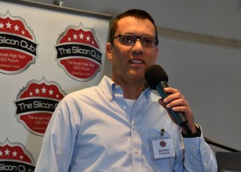 אייל פישר, ה-CTO של חברת PRECIATE במפגש סיליקון קלאב. צילום: שמואל אוסטר