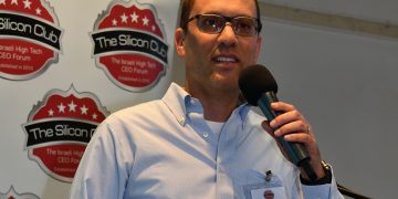 אייל פישר, ה-CTO של חברת PRECIATE במפגש סיליקון קלאב. צילום: שמואל אוסטר