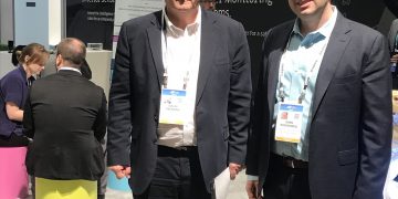 מנכ"ל אינוביז אורן רוזנברג (מימין) והסמנכ"ל דוד אוברמן בביתן של אינוביז ב-CES 2020. צילום: אבי בליזובסקי