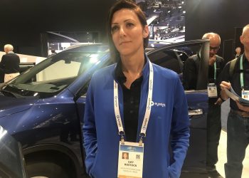 ליאת רוסטוק, סמנכ"לית שיווק, Eyesight בביתן החברה ב-CES 2020. צילום: אבי בליזובסקי