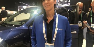 ליאת רוסטוק, סמנכ"לית שיווק, Eyesight בביתן החברה ב-CES 2020. צילום: אבי בליזובסקי