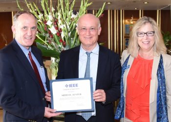 שמואל אוסטר מקבל אות הערכה מנשיא IEEE ב- 2016, פרופ' ברי שופ, בנוכחות הנשיאה הבאה של IEEE, קארן ברטלסון (ששימשה בתפקיד בשנת 2017). צילום יחצ