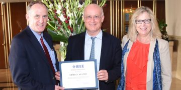 שמואל אוסטר מקבל אות הערכה מנשיא IEEE ב- 2016, פרופ' ברי שופ, בנוכחות הנשיאה הבאה של IEEE, קארן ברטלסון (ששימשה בתפקיד בשנת 2017). צילום יחצ