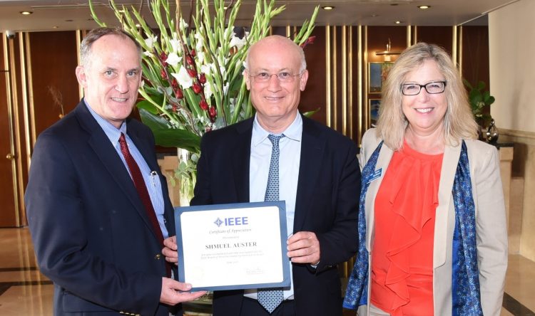 שמואל אוסטר מקבל אות הערכה מנשיא IEEE ב- 2016, פרופ' ברי שופ, בנוכחות הנשיאה הבאה של IEEE, קארן ברטלסון (ששימשה בתפקיד בשנת 2017). צילום יחצ