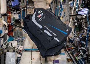 חליפת ההגנה מפני קרינה של סטמרד הישראלית מוצגת בתחנת החלל הבינלאומית. צילום: האסטרונאוטית ג'סיקה מאייר, נאס"א