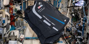 חליפת ההגנה מפני קרינה של סטמרד הישראלית מוצגת בתחנת החלל הבינלאומית. צילום: האסטרונאוטית ג'סיקה מאייר, נאס"א