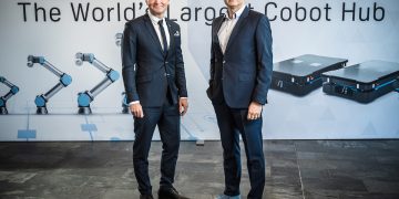 מימין: יורגן ואן הולן, נשיא UR ותומס ויסטי, מנכ״ל MiR. קרדיט: UR