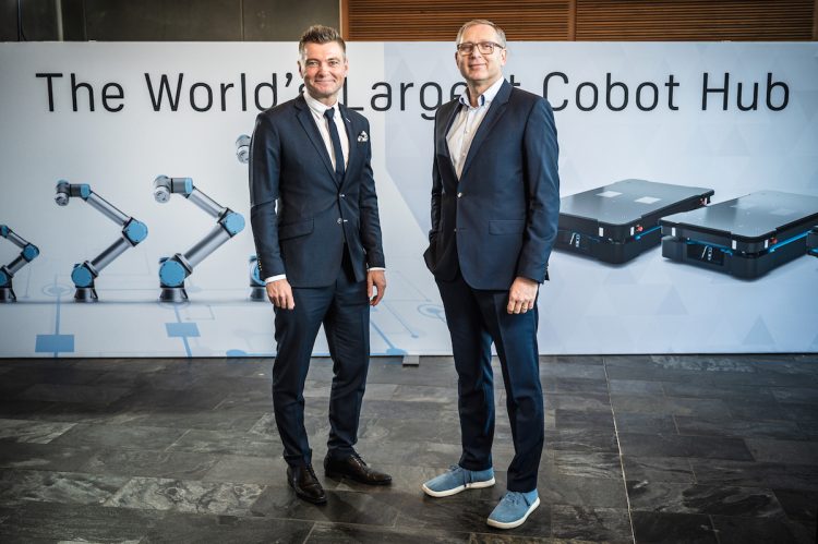 מימין: יורגן ואן הולן, נשיא UR ותומס ויסטי, מנכ״ל MiR. קרדיט: UR