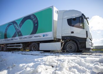 הטענת משאית בשלג תוך כדי תנועה. צילום יחצ, אלקטריאון