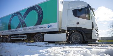 הטענת משאית בשלג תוך כדי תנועה. צילום יחצ, אלקטריאון