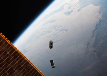 שיגור ננו לוויינים מתוך תחנת החלל הבינלאומית. צילום: נאס"א