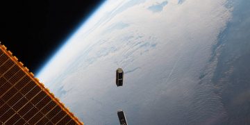 שיגור ננו לוויינים מתוך תחנת החלל הבינלאומית. צילום: נאס"א