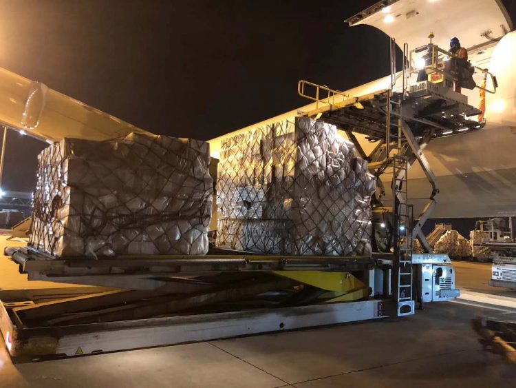 ציוד רפואי למאבק בקורונה מועמס בסין על מטוסים הממריאים לישראל, תרומת עליבאבא וג'ק מא. צילום: עליבאבא