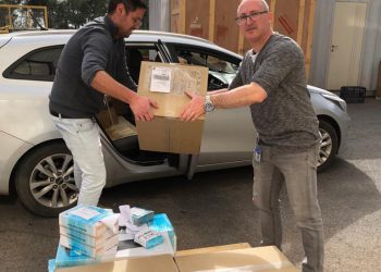 אנשי KLA תורמים מחשבים לילדי מגדל העמק. צילום יחצ