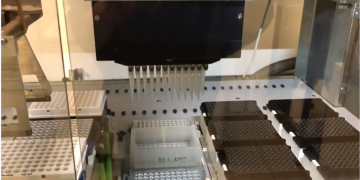 מערכת רובוטית לבדיקה מהירה של דגימות לאיתור נגיף הקורונה. צילום מסך, האוניברסיטה העברית