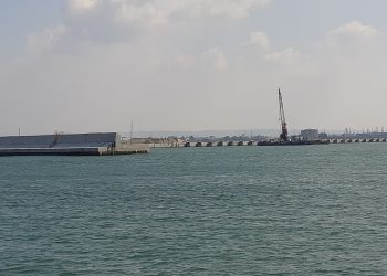 בניית נמל המפרץ בחיפה על ידי חברה סינית שגם תתפעל אותו.מאת McKaby - נוצר על ידי מעלה היצירה, CC BY-SA 4.0, https://commons.wikimedia.org/w/index.php?curid=83266677