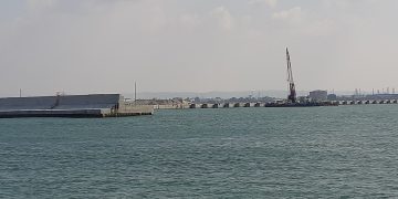 בניית נמל המפרץ בחיפה על ידי חברה סינית שגם תתפעל אותו.מאת McKaby - נוצר על ידי מעלה היצירה, CC BY-SA 4.0, https://commons.wikimedia.org/w/index.php?curid=83266677