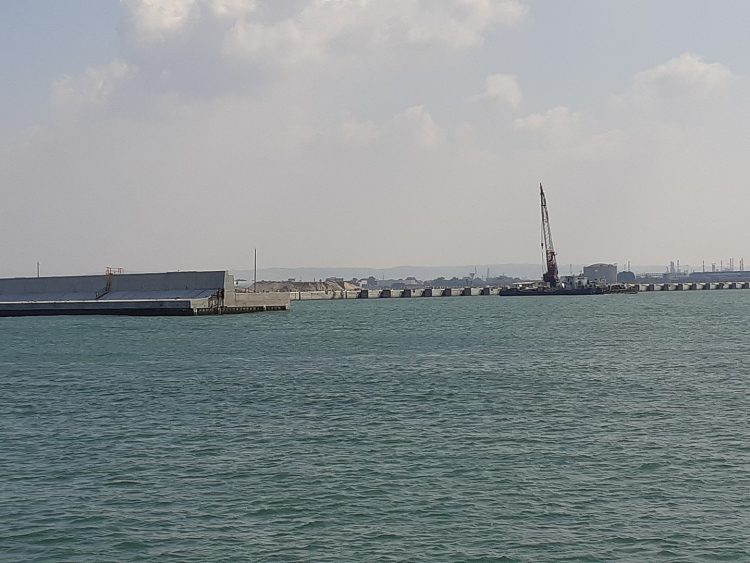 בניית נמל המפרץ בחיפה על ידי חברה סינית שגם תתפעל אותו.מאת McKaby - נוצר על ידי מעלה היצירה, CC BY-SA 4.0, https://commons.wikimedia.org/w/index.php?curid=83266677