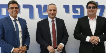 חה"כ אופיר אקוניס, חה"כ יזהר שי ומנכ"ל המשרד רן בר. צילום: חורחה נובומינסקי, לע"מ