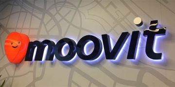 לוגו חברת MOOVIT בכניסה למשרדי החברה. צילום יחצ