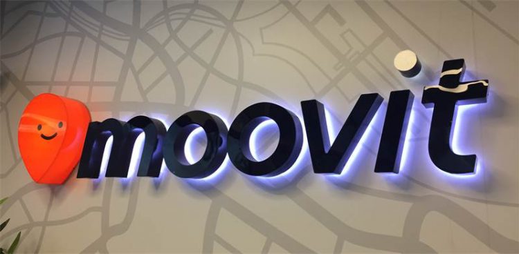לוגו חברת MOOVIT בכניסה למשרדי החברה. צילום יחצ