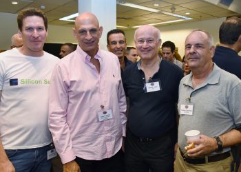 פרופ' יצחק בריק מהטכניון, שמואל אוסטר מאלתא, מנכ"ל רשות החדשנות אהרון אהרון ואריה פרידמן מסיליקון סרביסס. הפעם נצטרך לשמור על ריחוק חברתי. צילום: שמואל אוסטר
