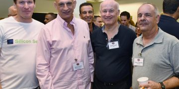 פרופ' יצחק בריק מהטכניון, שמואל אוסטר מאלתא, מנכ"ל רשות החדשנות אהרון אהרון ואריה פרידמן מסיליקון סרביסס. הפעם נצטרך לשמור על ריחוק חברתי. צילום: שמואל אוסטר