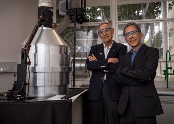 פרופ' ג'פרי גורדון (משמאל) ופרופ' Hui Tong Chua ליד המערכת לייצור חומר בתצורת ננו בצל, פרי פיתוחם
