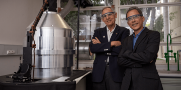 פרופ' ג'פרי גורדון (משמאל) ופרופ' Hui Tong Chua ליד המערכת לייצור חומר בתצורת ננו בצל, פרי פיתוחם